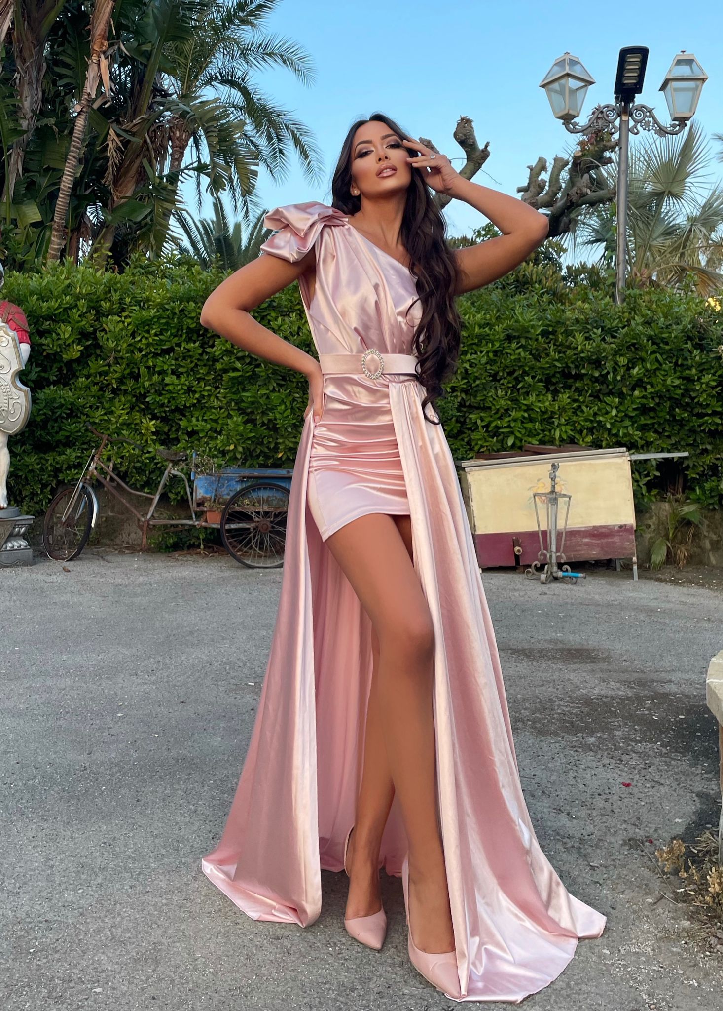Abito rosa con fiocco e maxi gonna