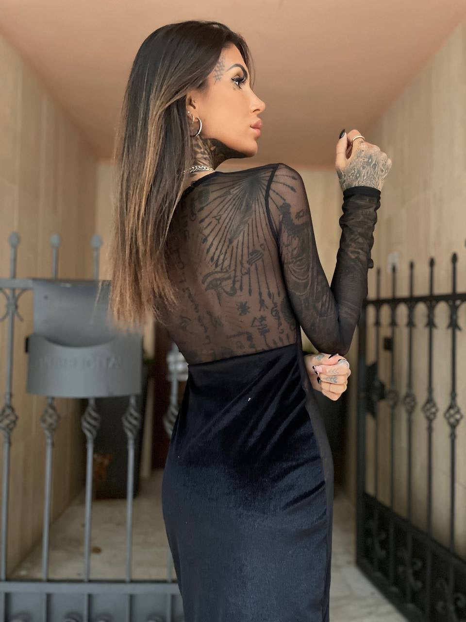 Abito nero con trasparenze
