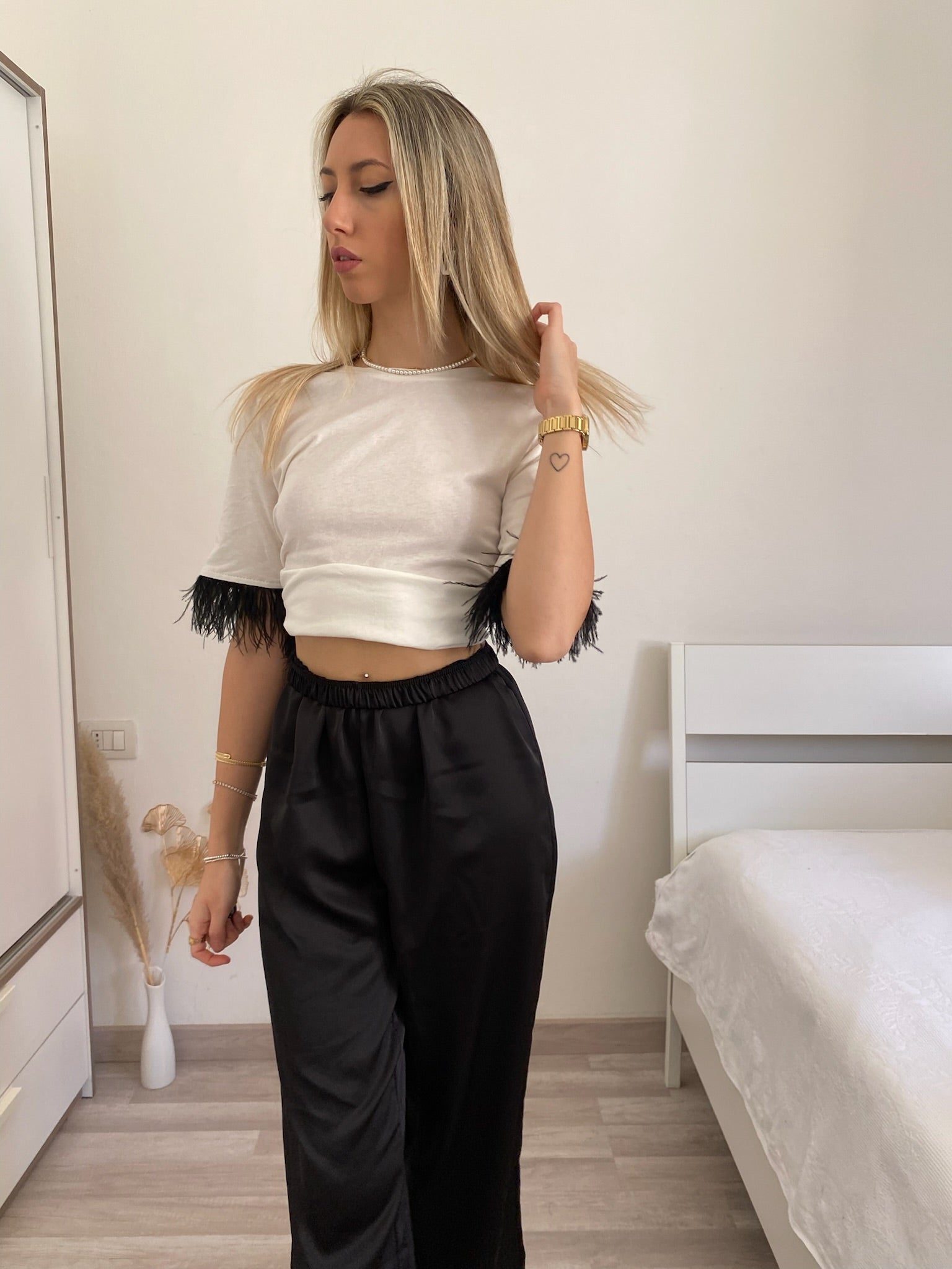 T-shirt con piume nere