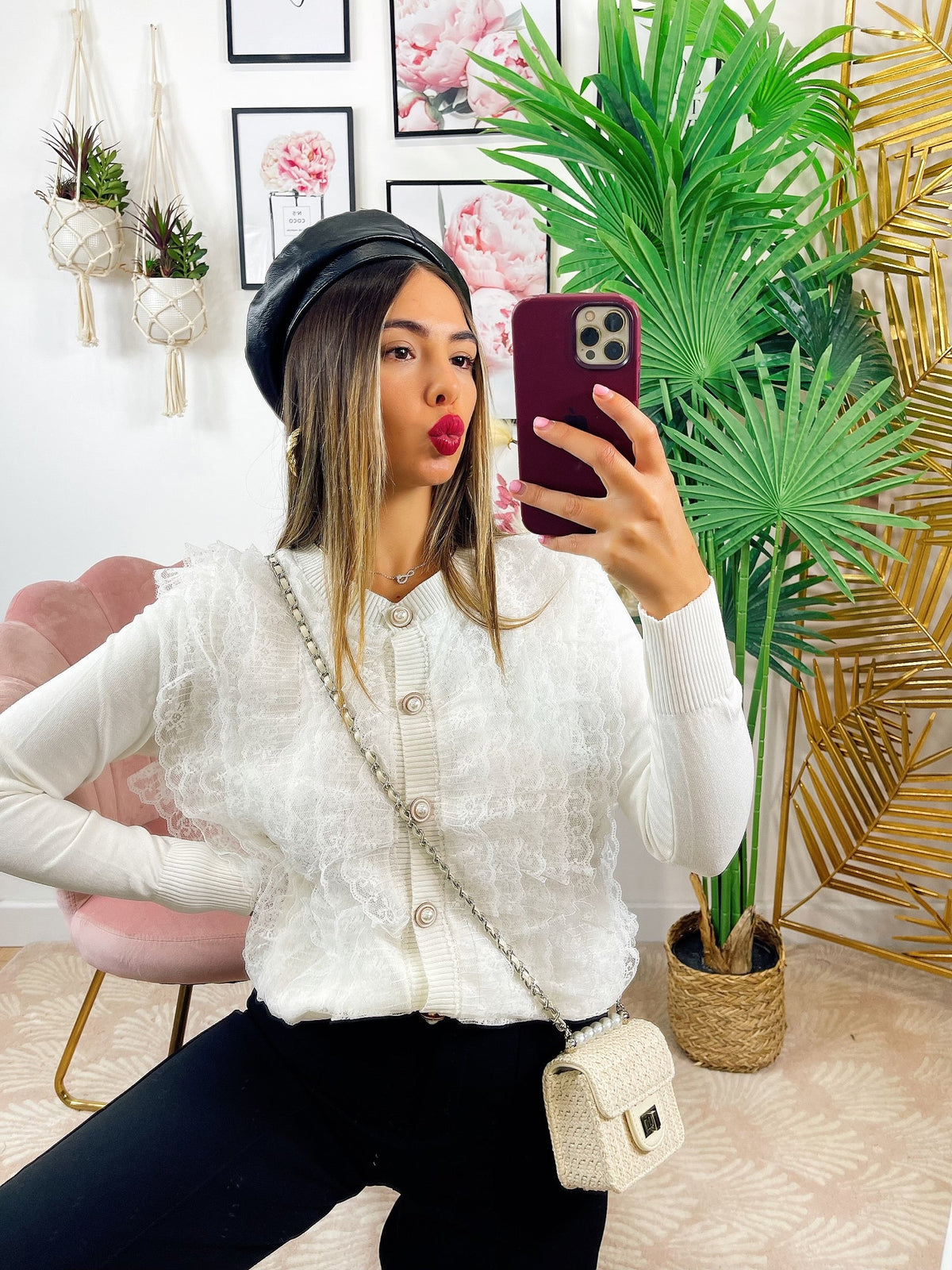 Maglione con bottoni gioiello e pizzo bianco
