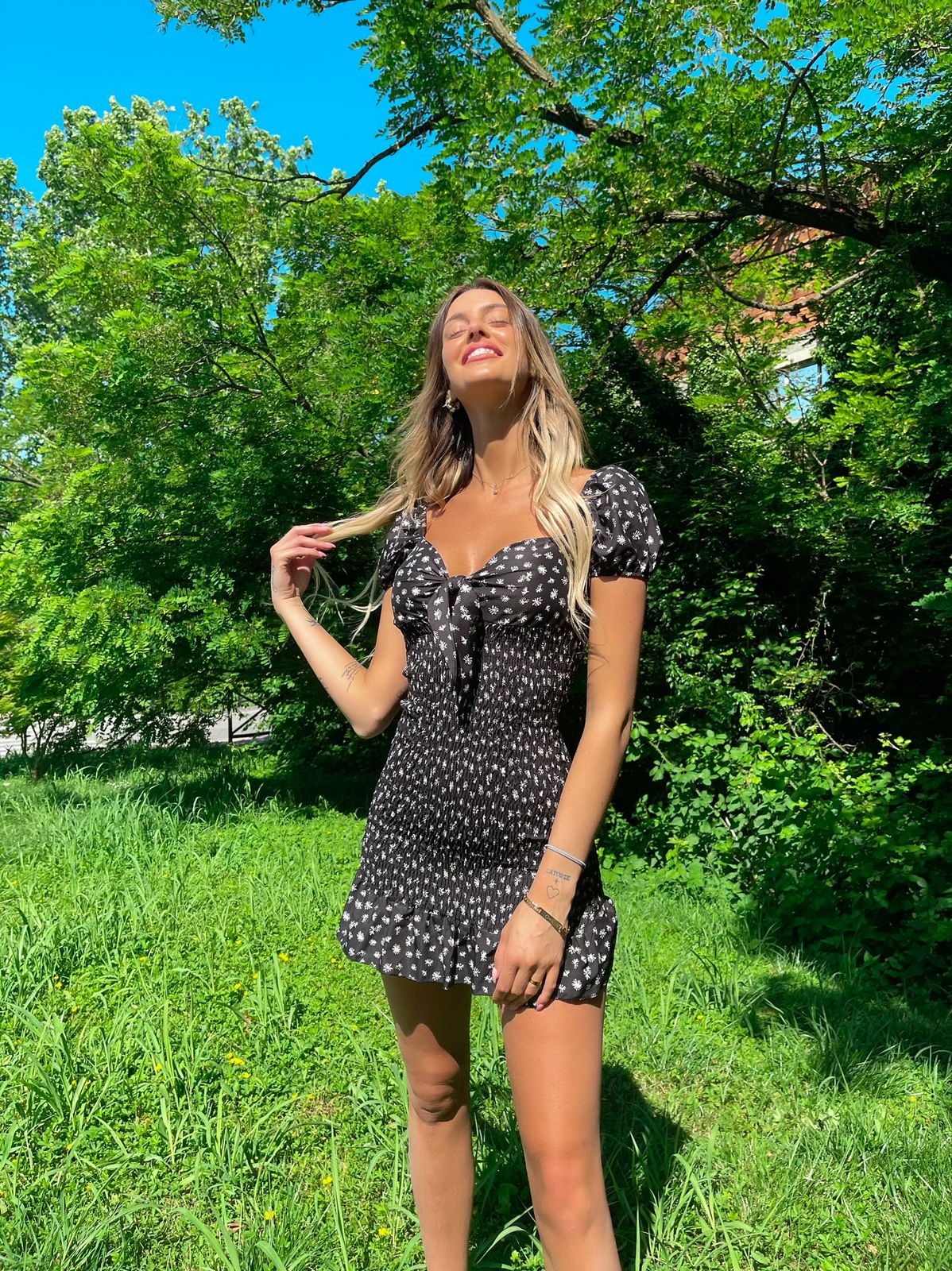 Tubino aderente a fiori nero