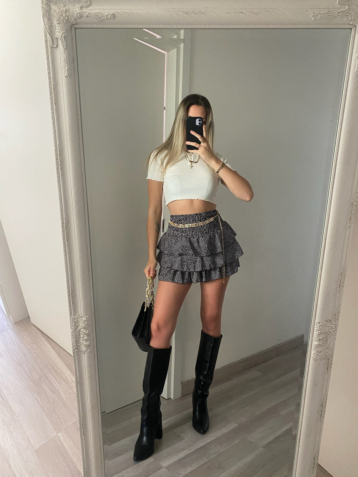 Top crop bianco con bottoncini
