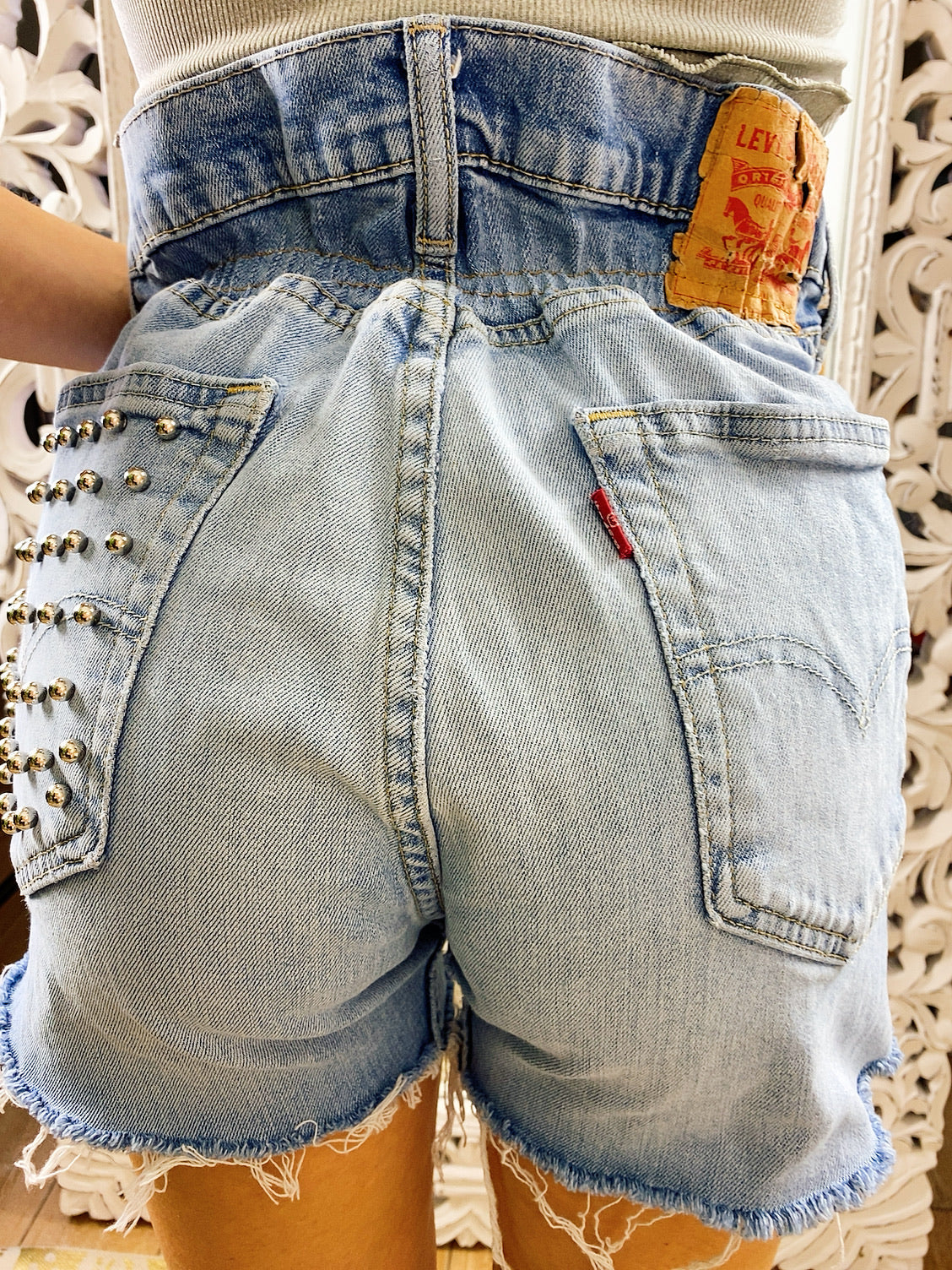 Short Vintage Levi’s jeans medio chiaro con borchie argento