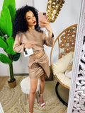 Completo in ecopelle top e gonna camel
