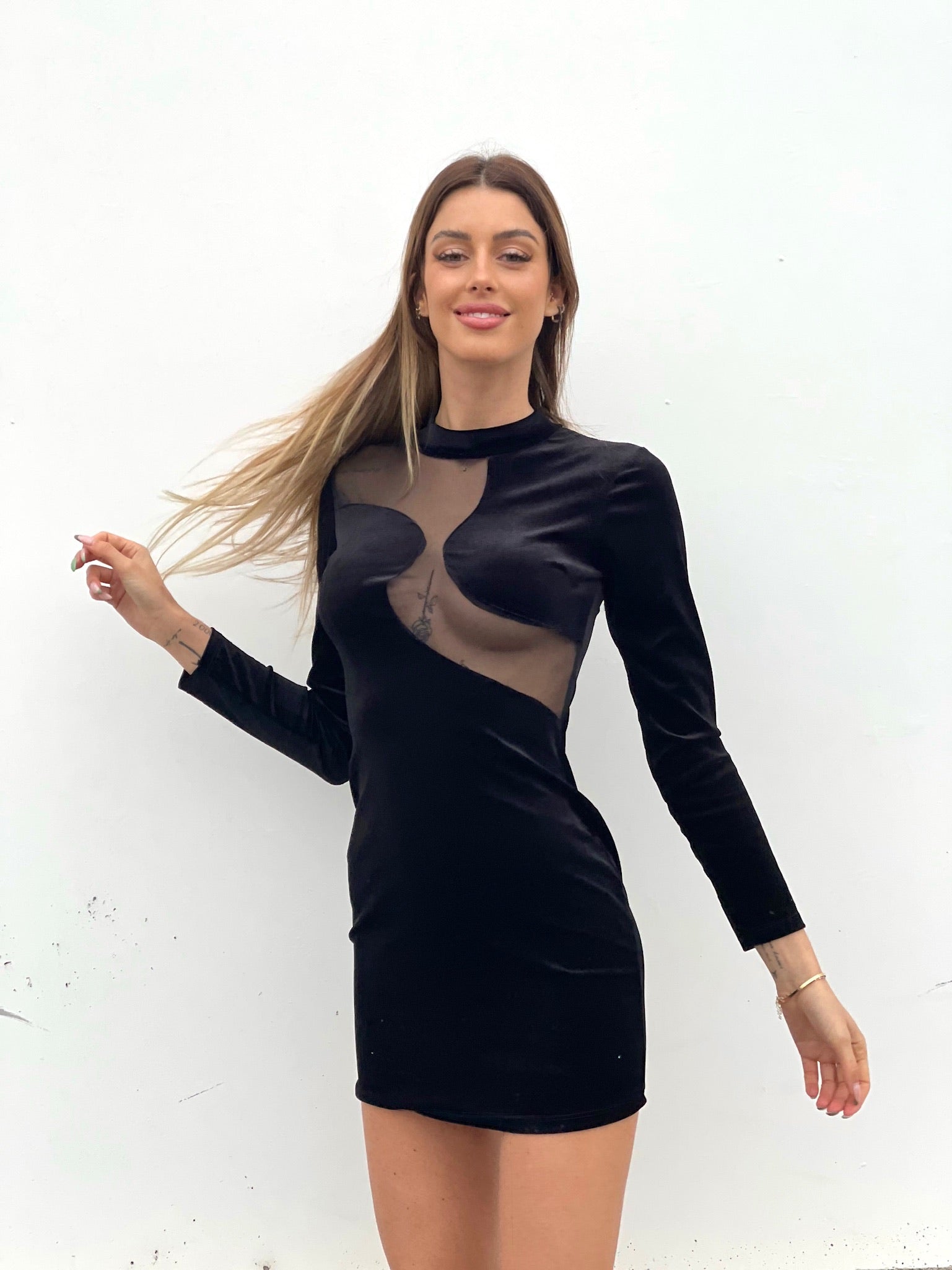 Abito nero con trasparenze
