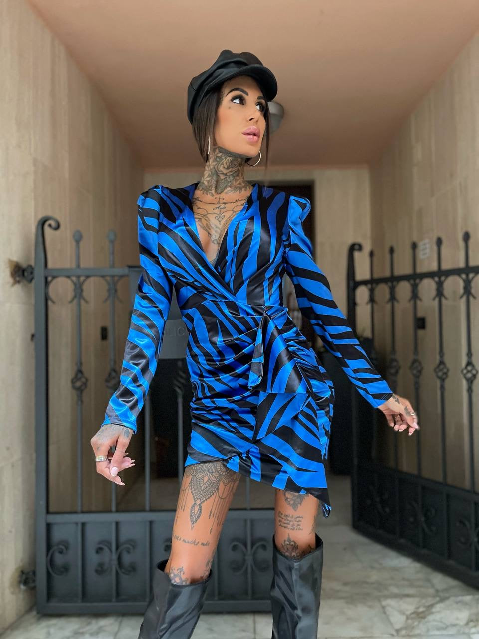 Abito zebrato con Rouches blu elettrico nero