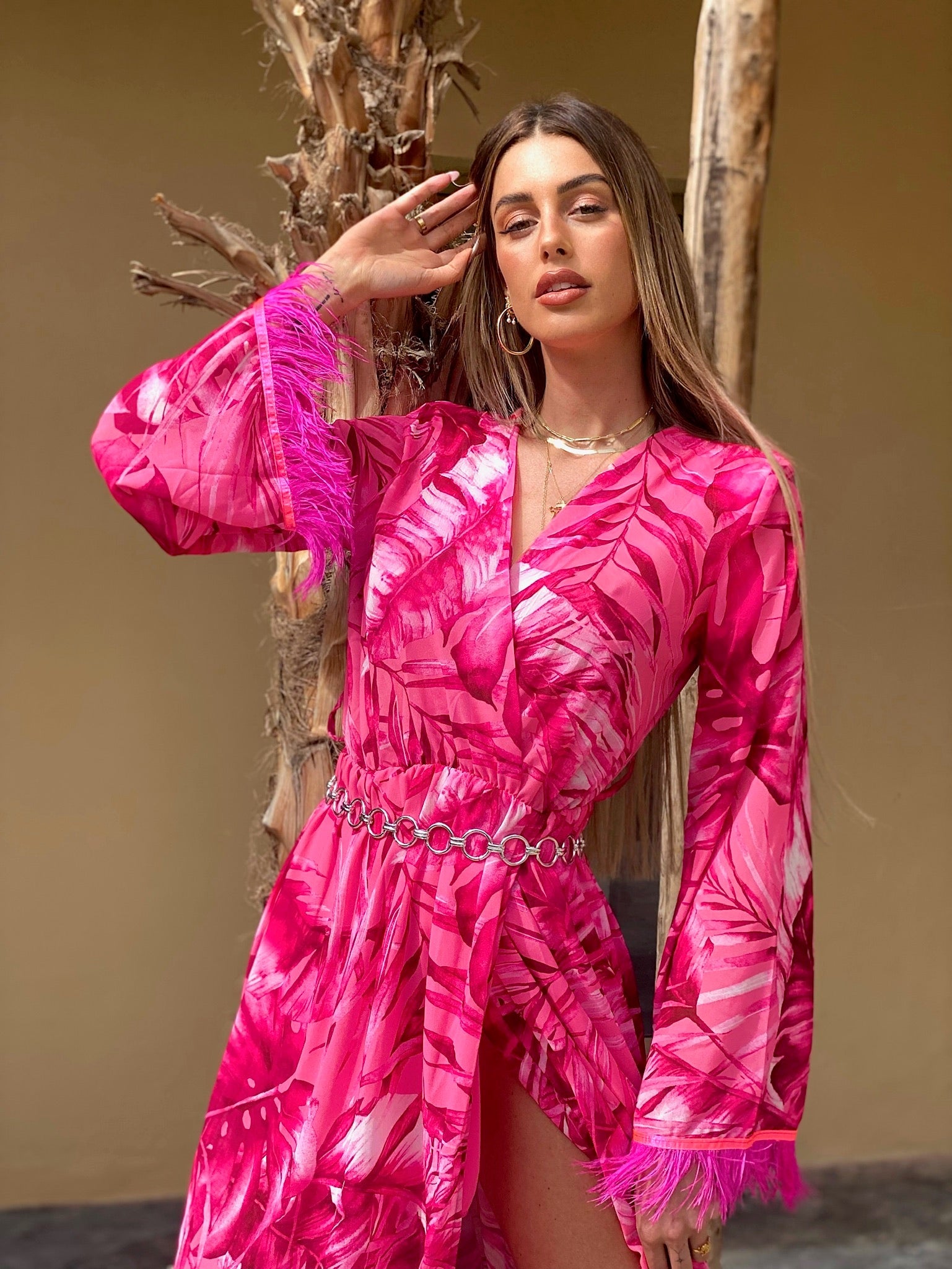 Abito con maxi spacco Fuxia con piume