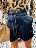 Short in ecopelle con catenina e cintura