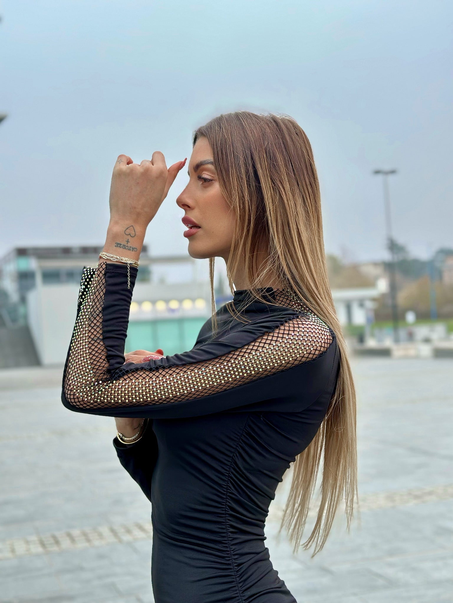 Abito nero aderente manica con strass