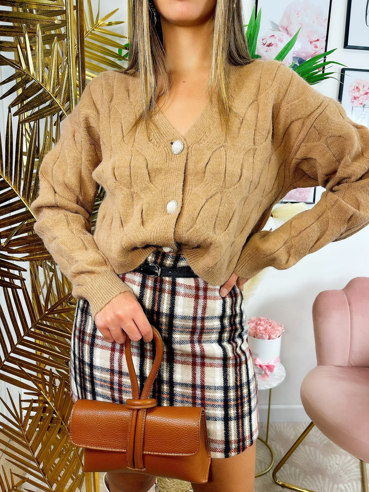 Maglione a trecce camel, bottoni gioiello