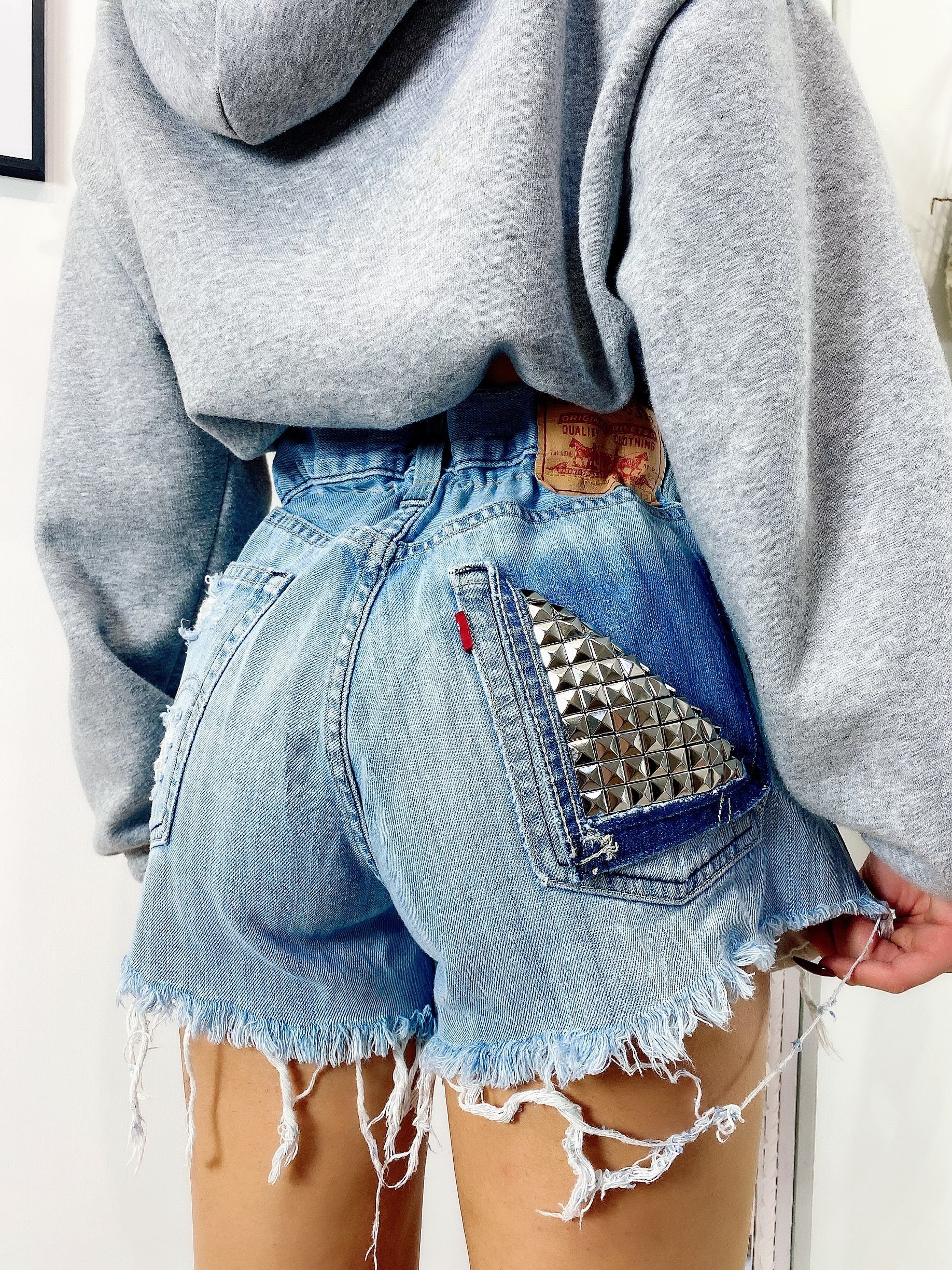 Short Levi’s Vintage bagno chiaro con borchie
