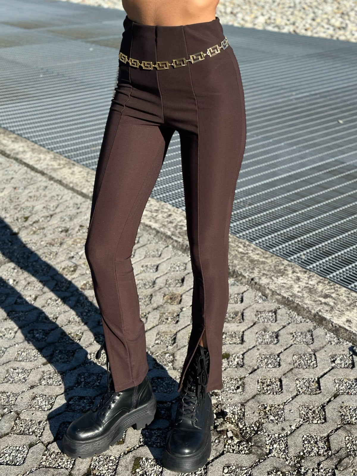Pantalone con spacchetto marrone
