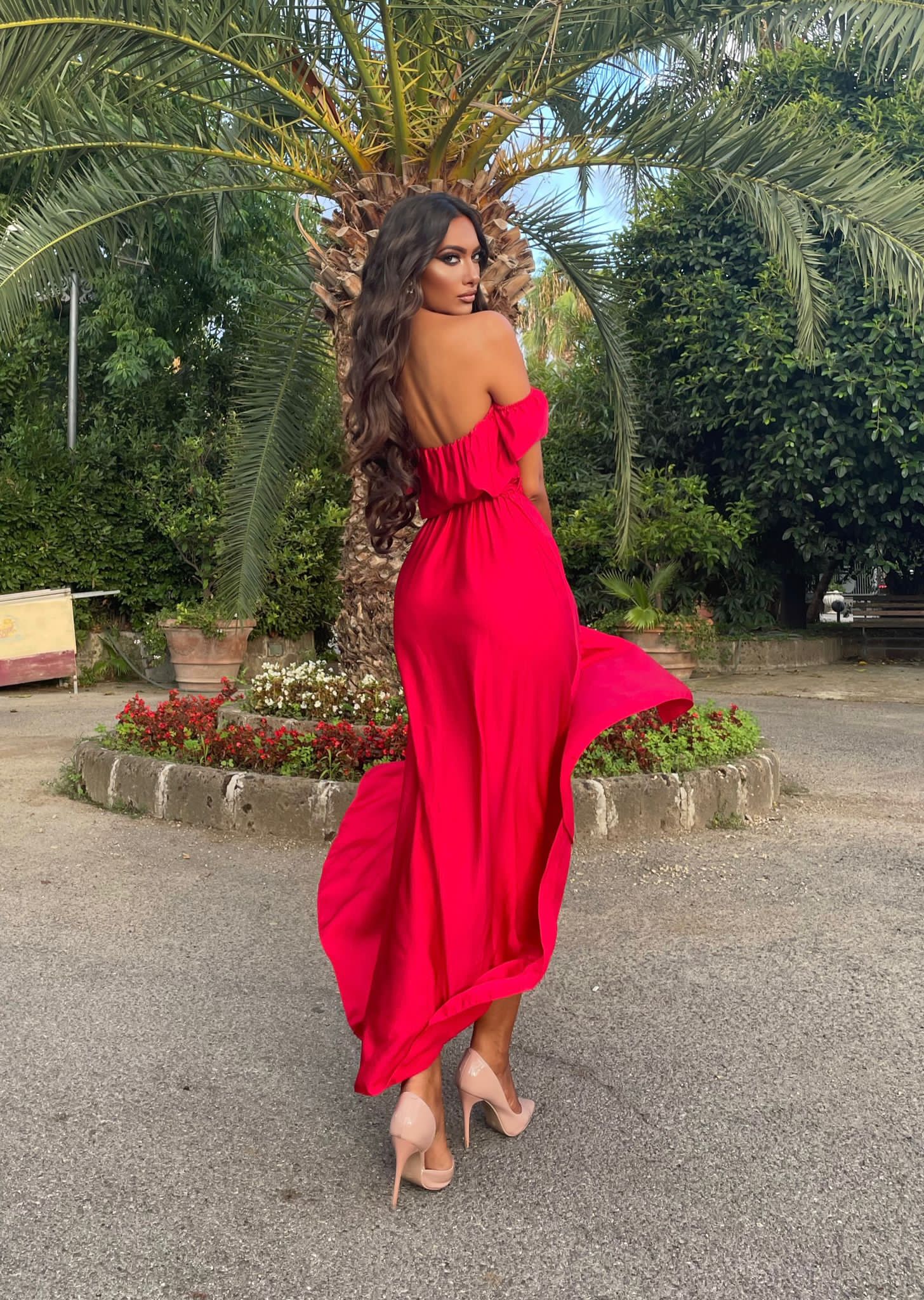 Abito in raso lungo con scollo a barchetta Rosso