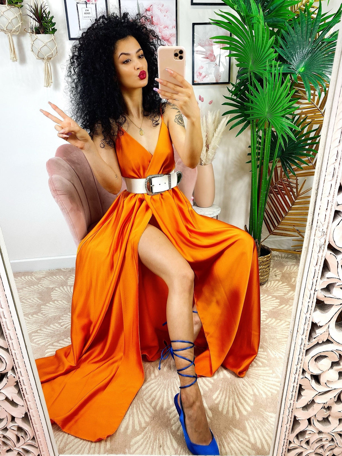 Abito in raso con maxi spacco arancione