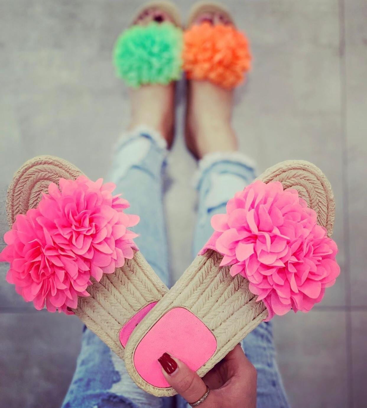 Ciabatte in tulle con fiori fucsia