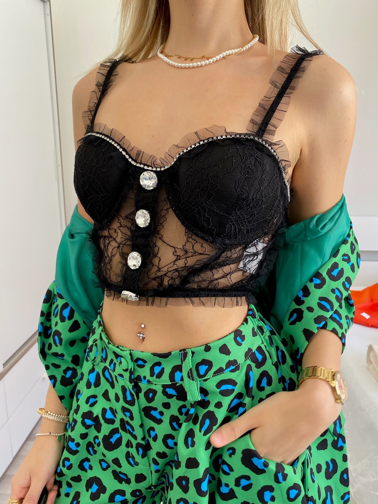 Bralette in pizzo con bottoni gioiello nera