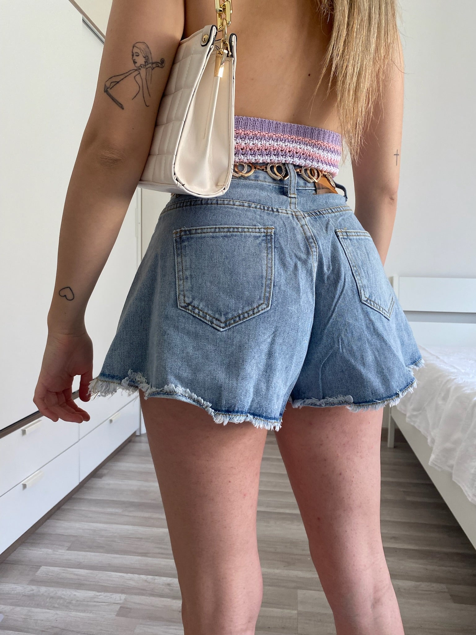 Short a farfalla con gemme