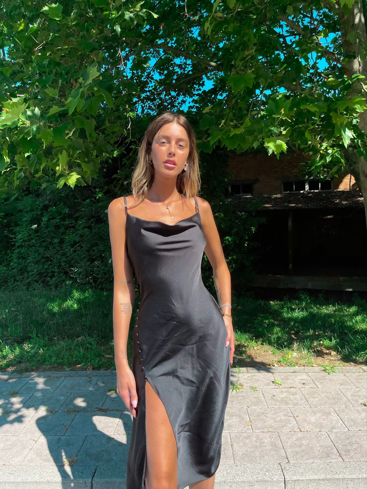 Abito in raso midi con bottoncini