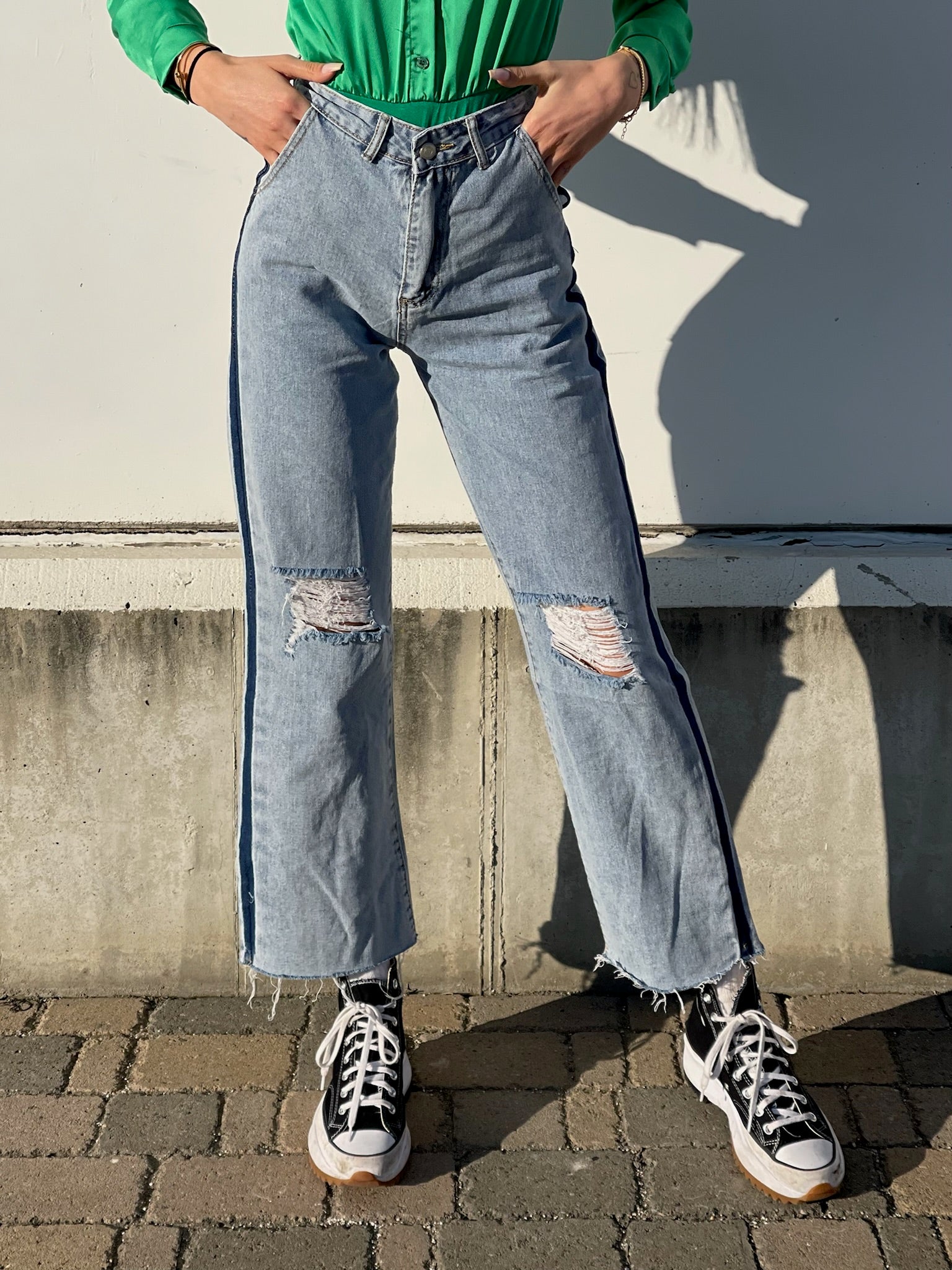Jeans wide leg con strappi e dettaglio