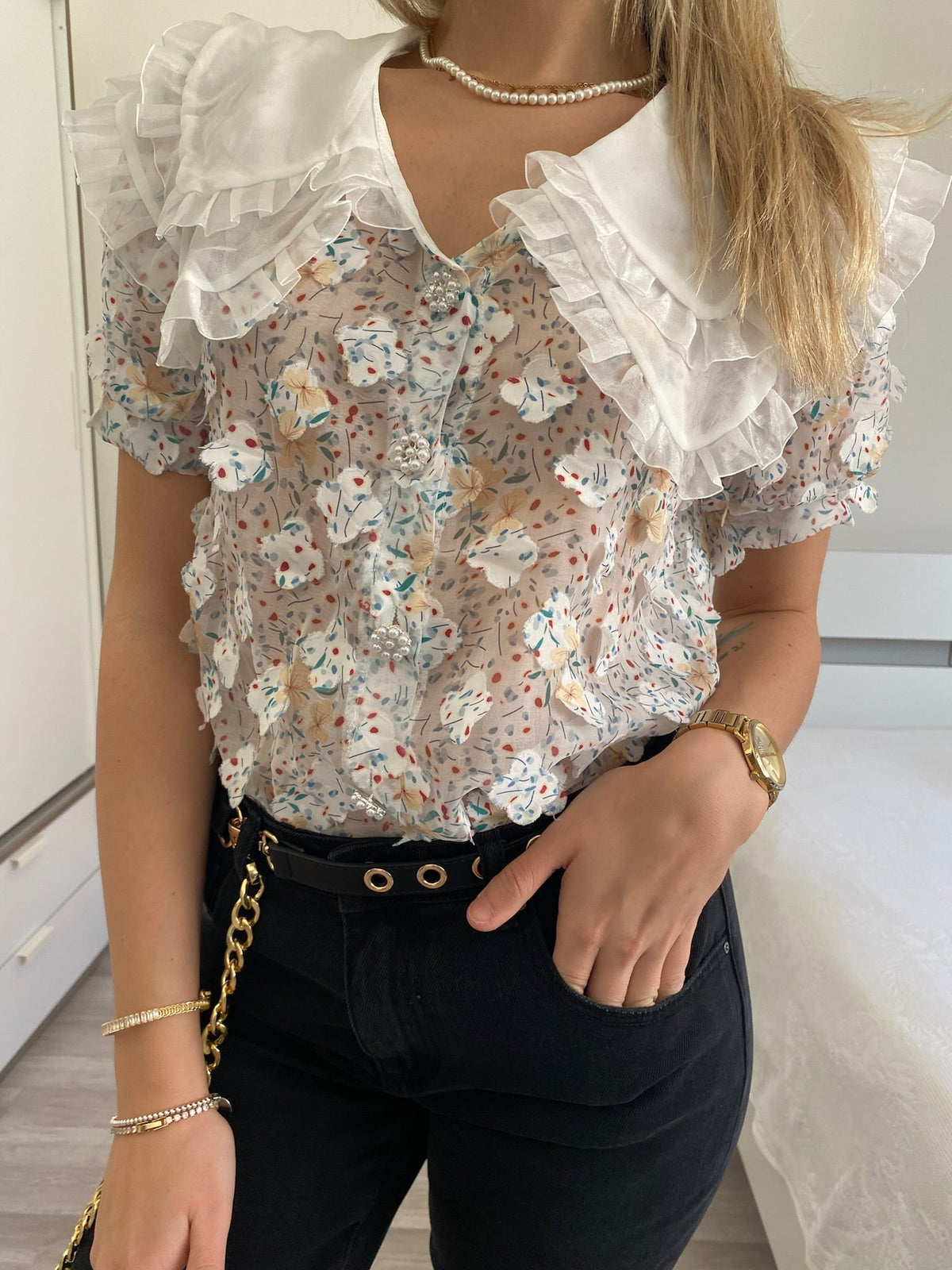 Camicia bianca a manica corta con fiori