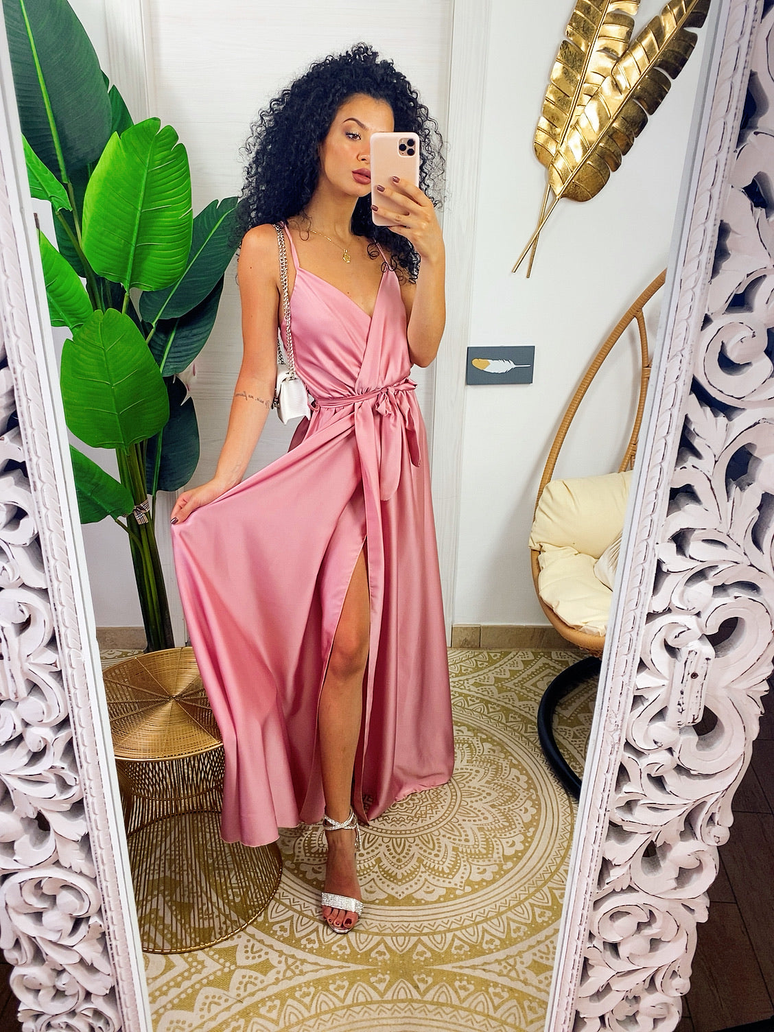 Abito in raso con maxi spacco rosa