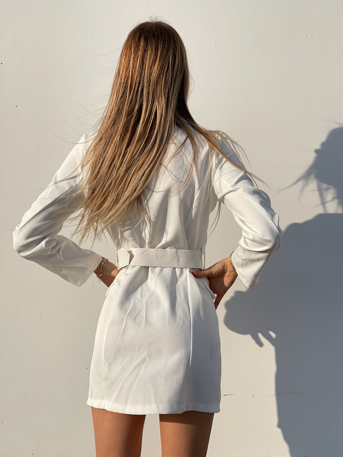 Abito a blazer bianco con bottoni e cintura