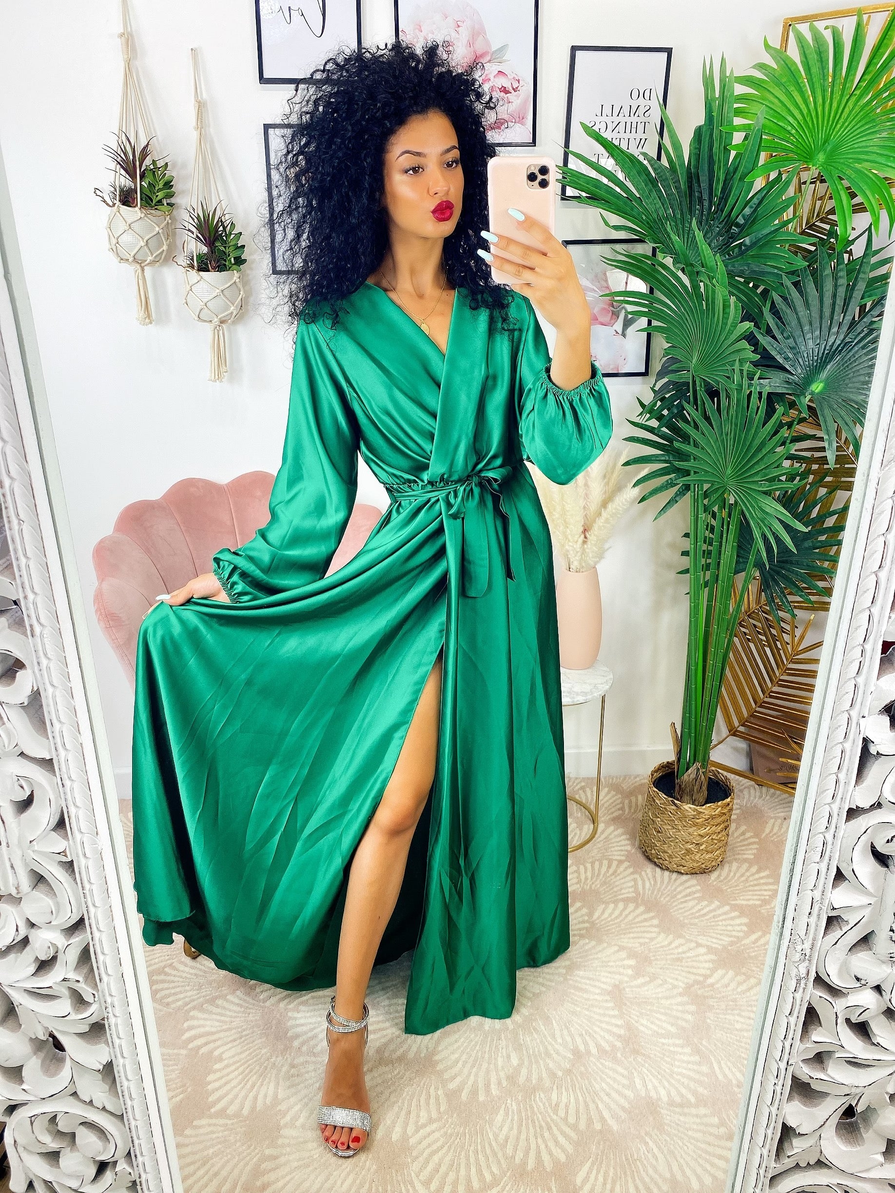 Abito in raso con maxi spacco manica lunga verde