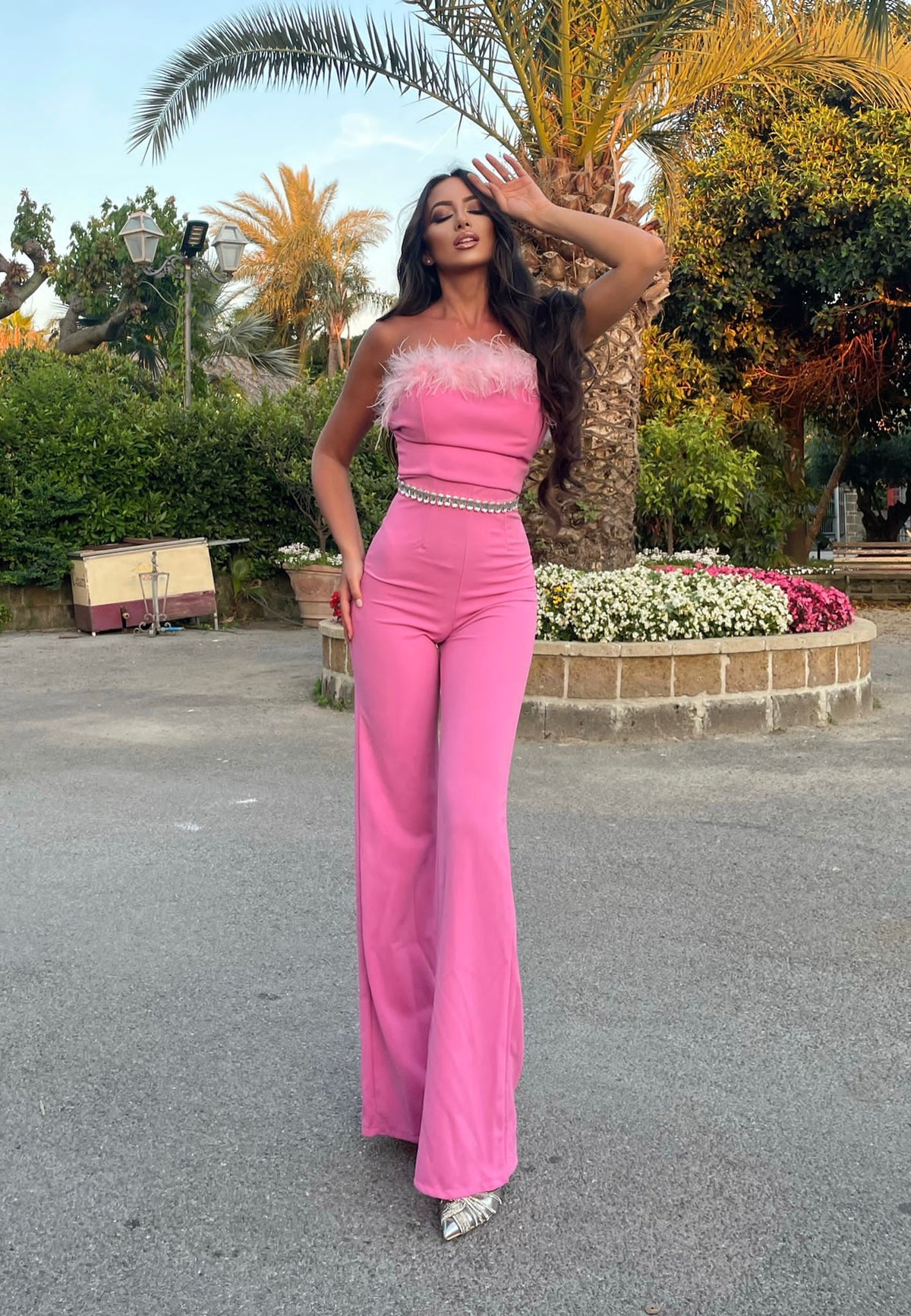 Tuta con piume rosa