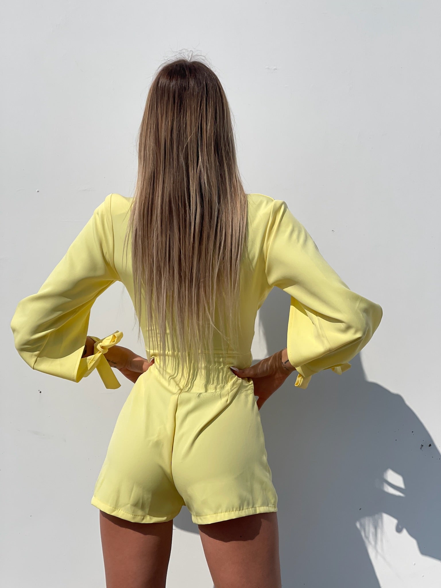 Tutina gialla con fiocchetti