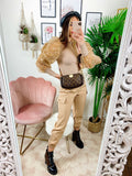Pantalone con tasche laterali e cintura beige