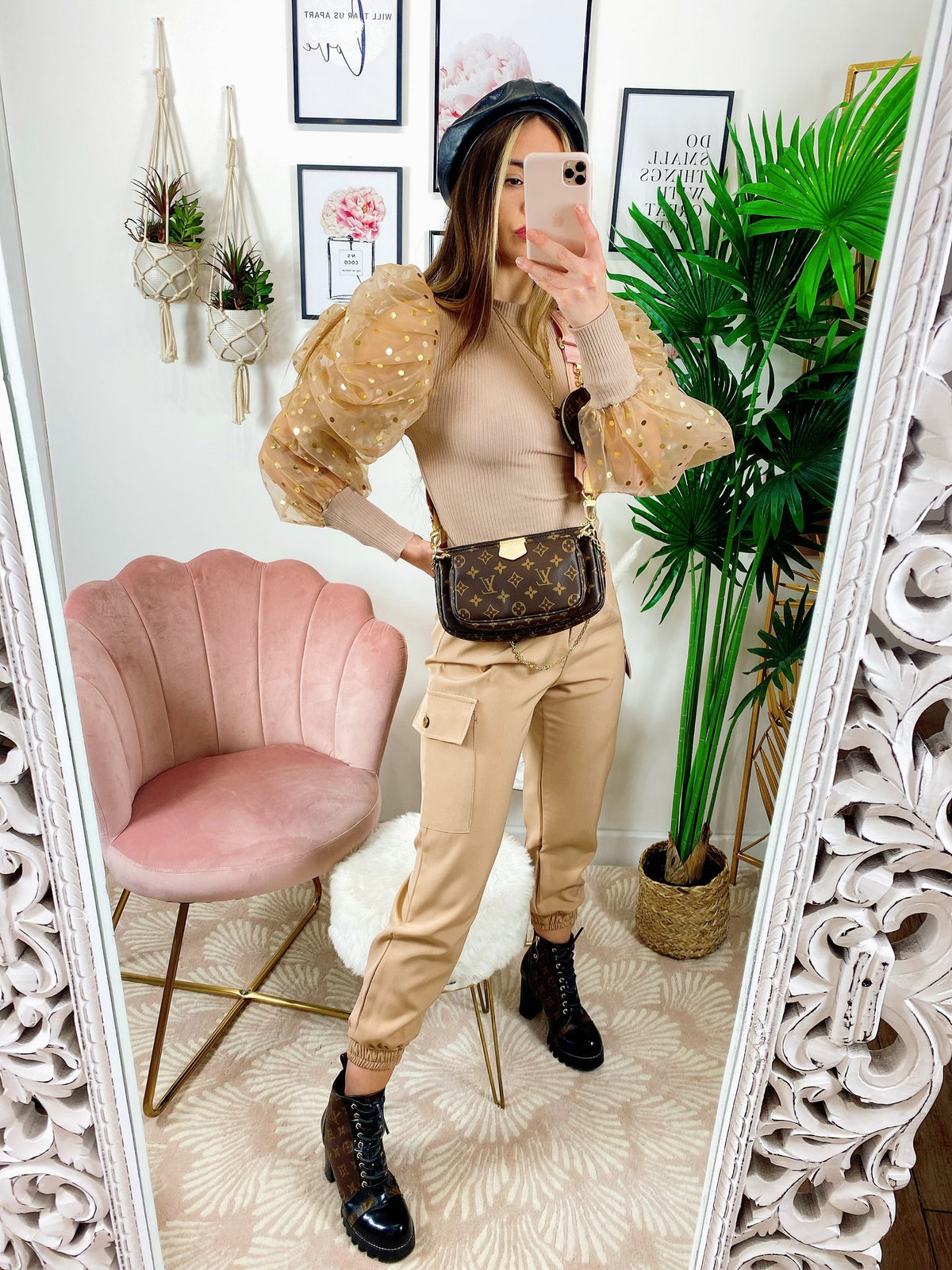 Pantalone con tasche laterali e cintura beige