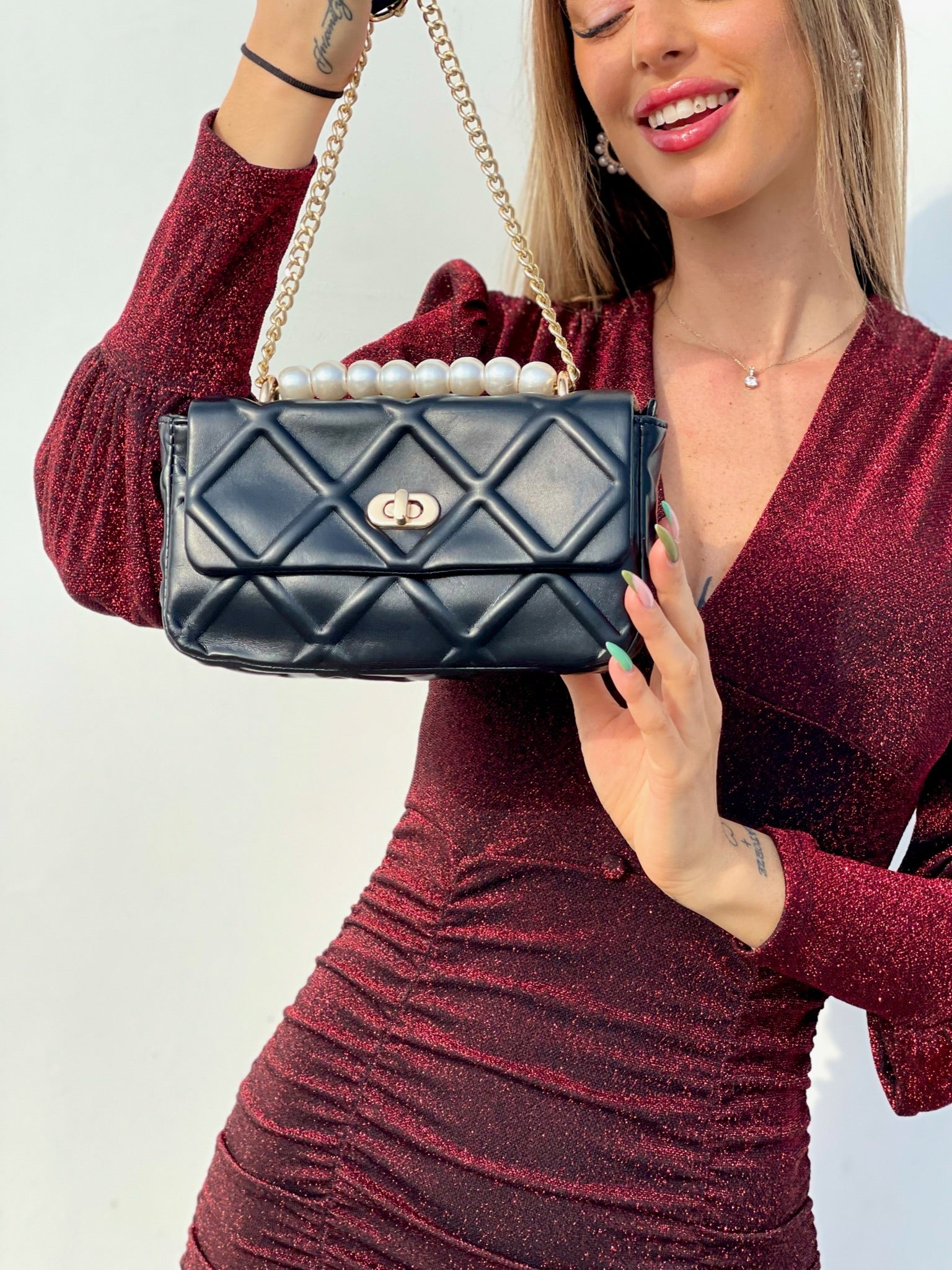 Borsa nera con perle