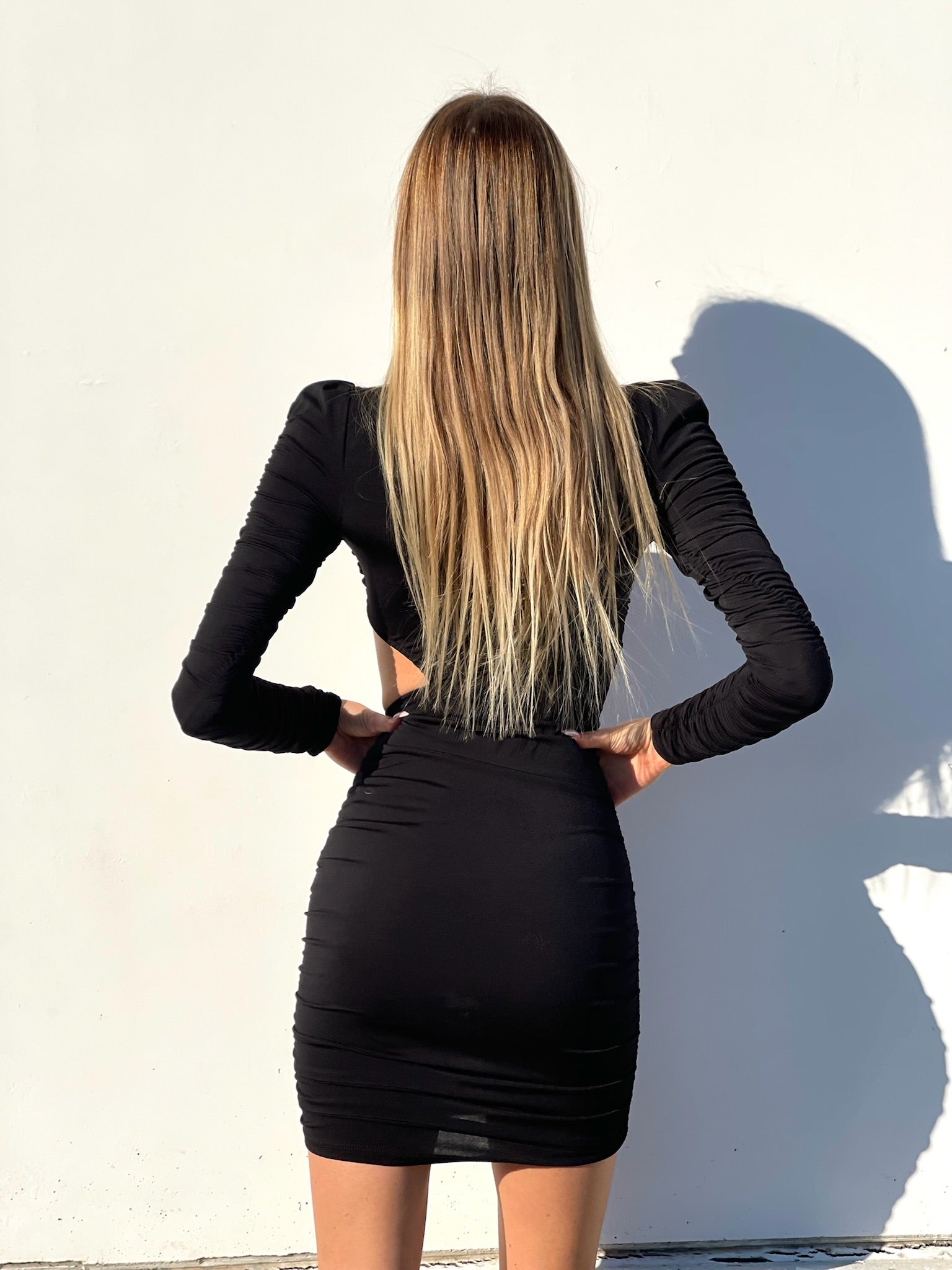 Abito con incrocio sul seno e drappeggio nero