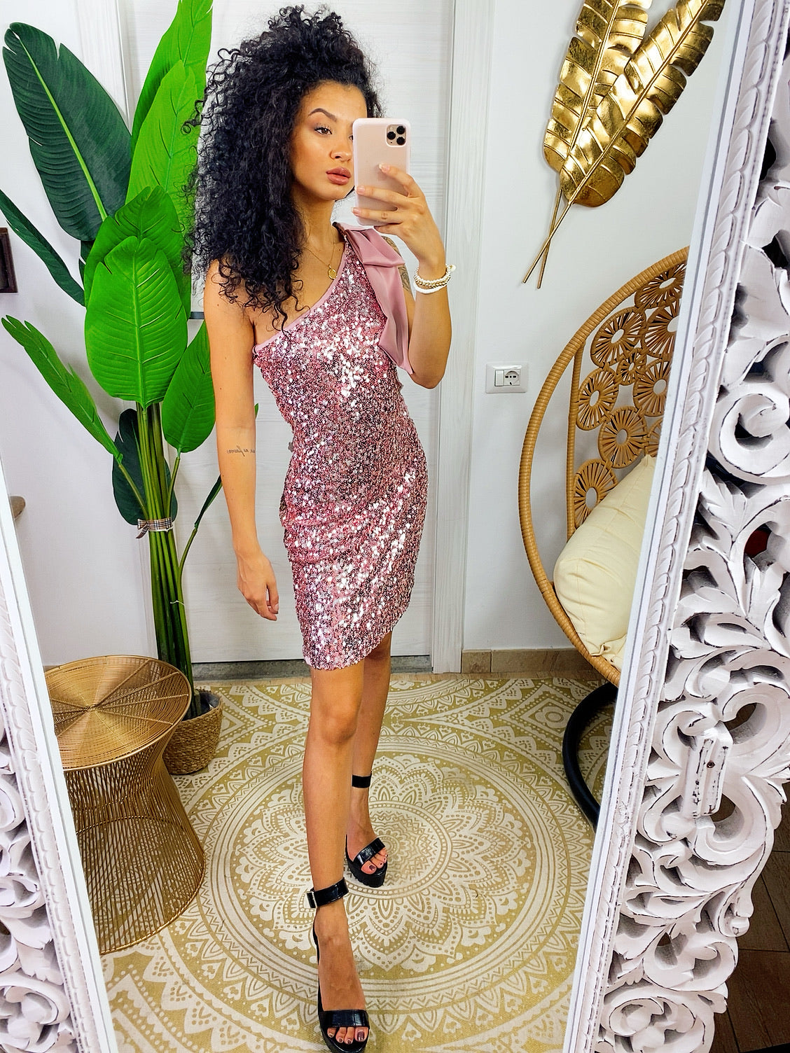 Abito con paillettes rosa monospalla con fiocco