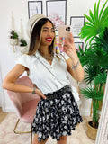 Camicia smanicata con borsetta bianca