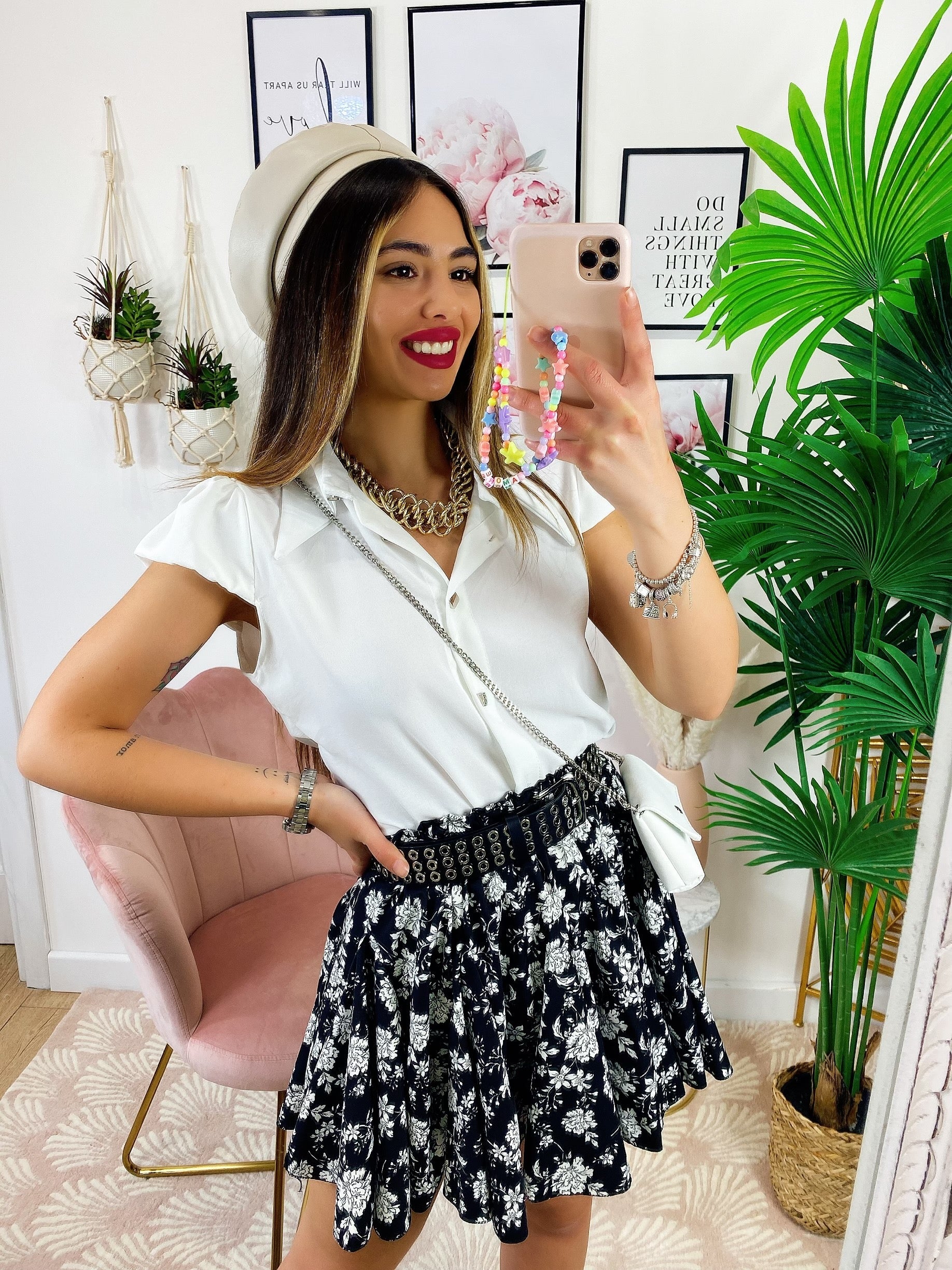 Camicia smanicata con borsetta bianca
