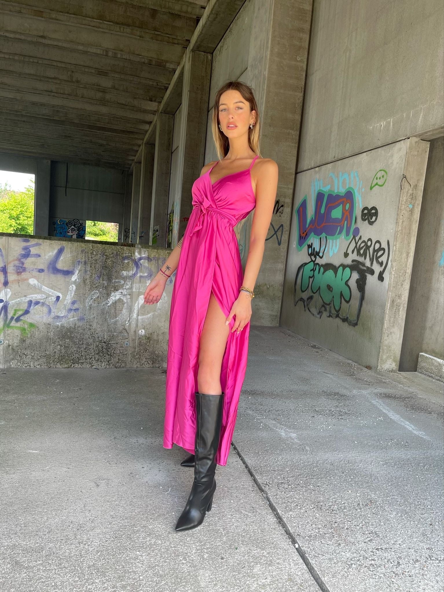Abito in raso con maxi spacco peonia