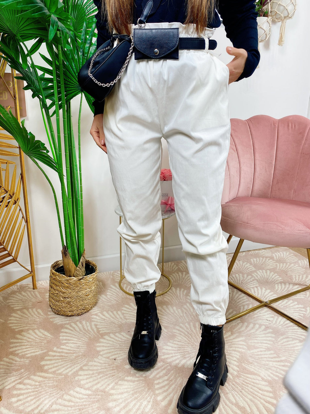 Pantalone bianco con marsupio