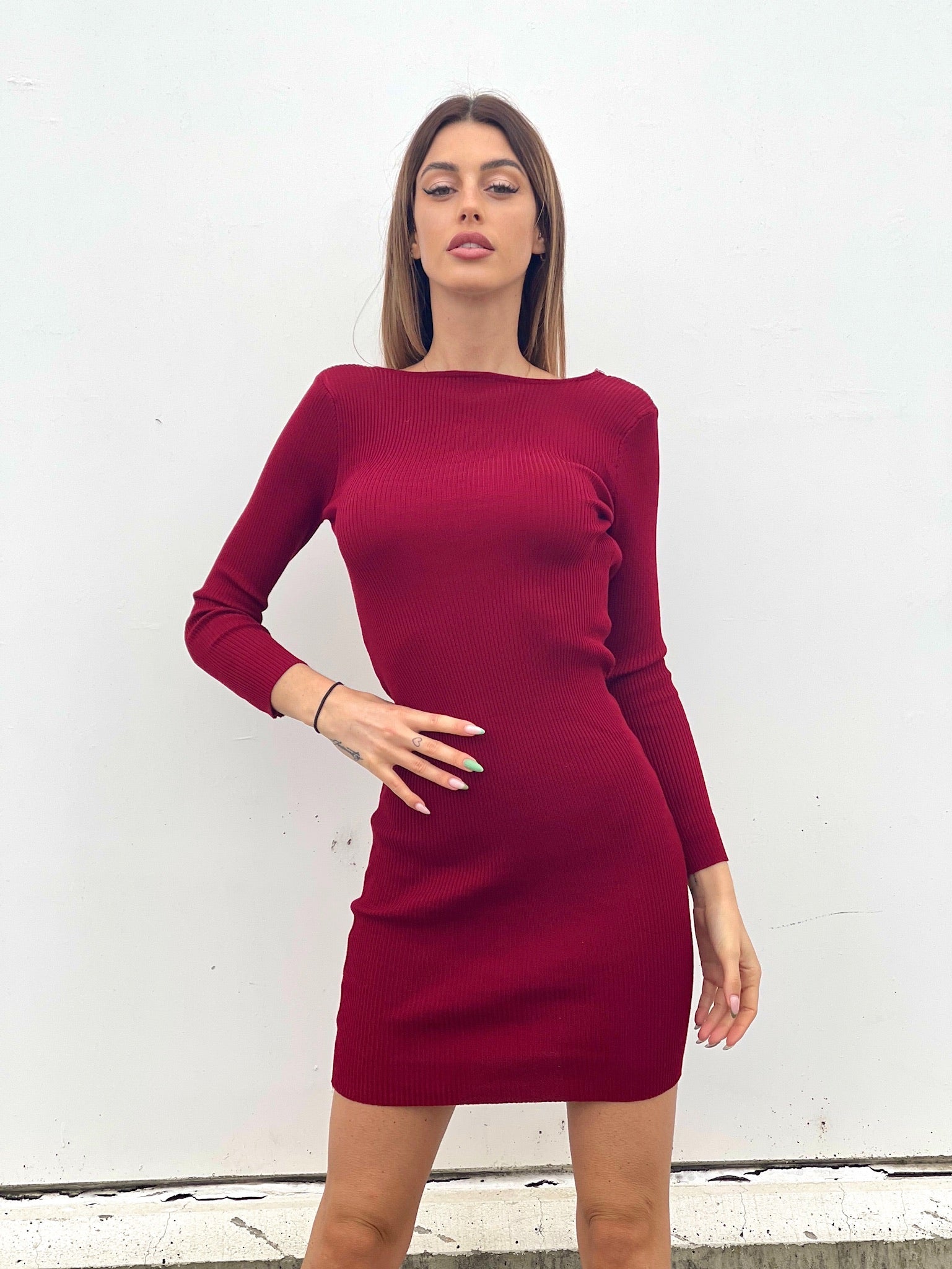 Abito midi con catena e schiena aperta Bordeaux