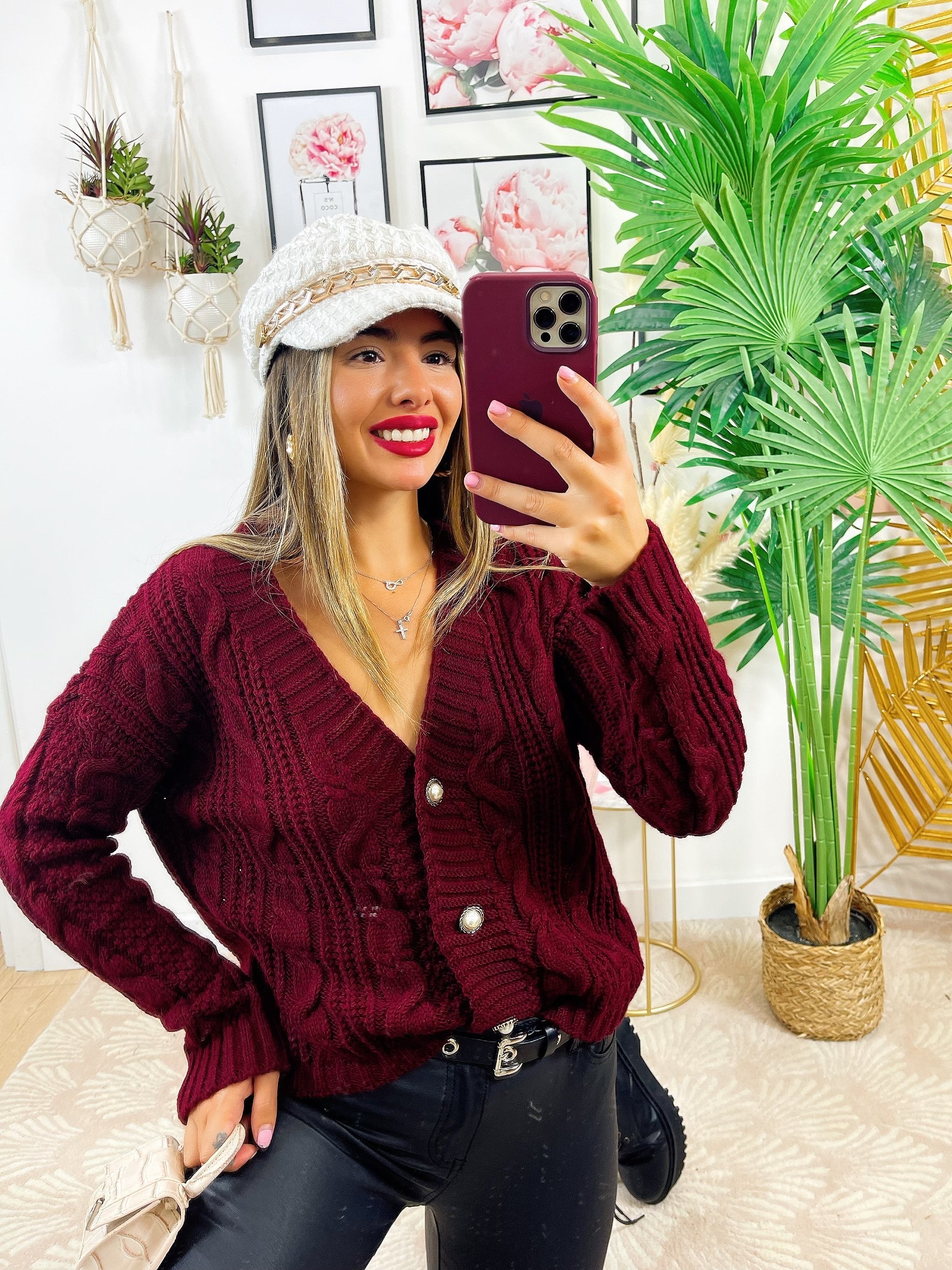 Maglione a trecce bordeaux con bottoni gioiello