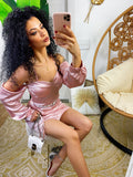 Abito in raso con scollo a barchetta e arricciatura rosa