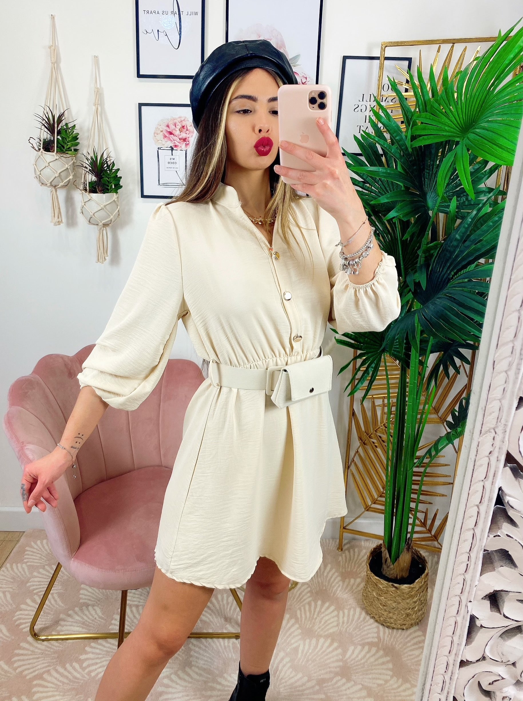 Abito con bottoni e cintura  beige