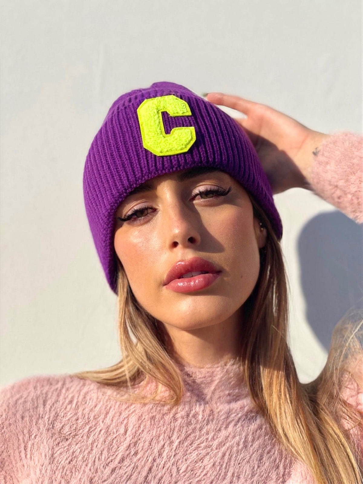 Cappello viola con C
