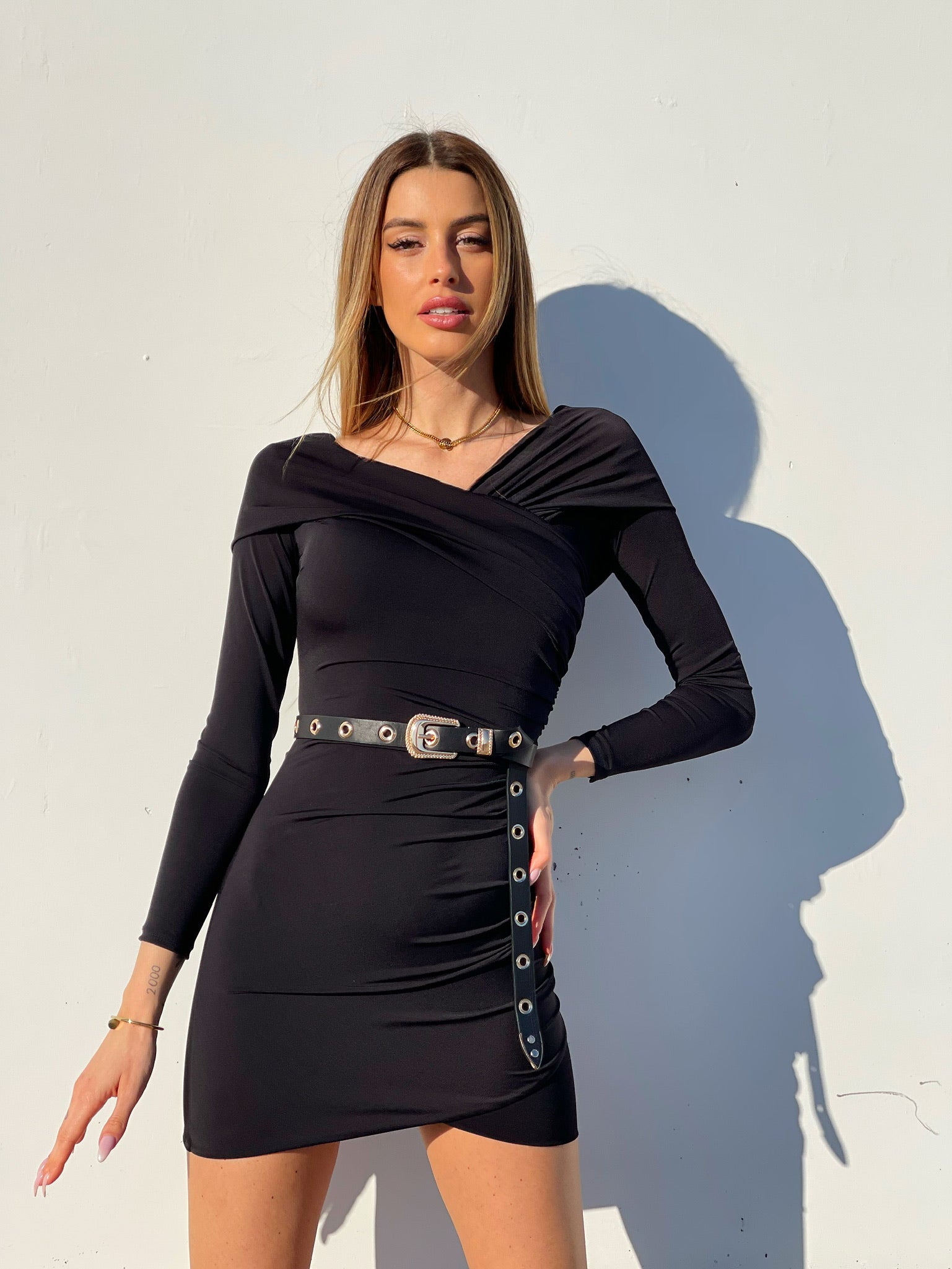 Abito nero con scollo a barchetta