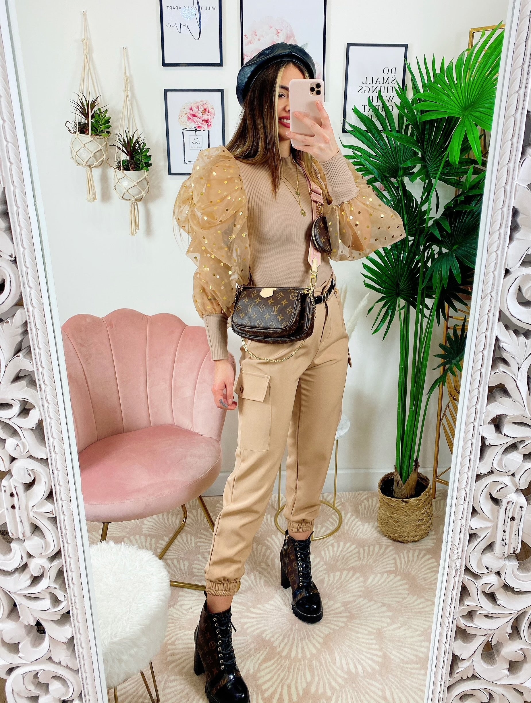 Pantalone con tasche laterali e cintura beige