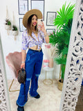 Jeans con cintura e strappi zampa larga