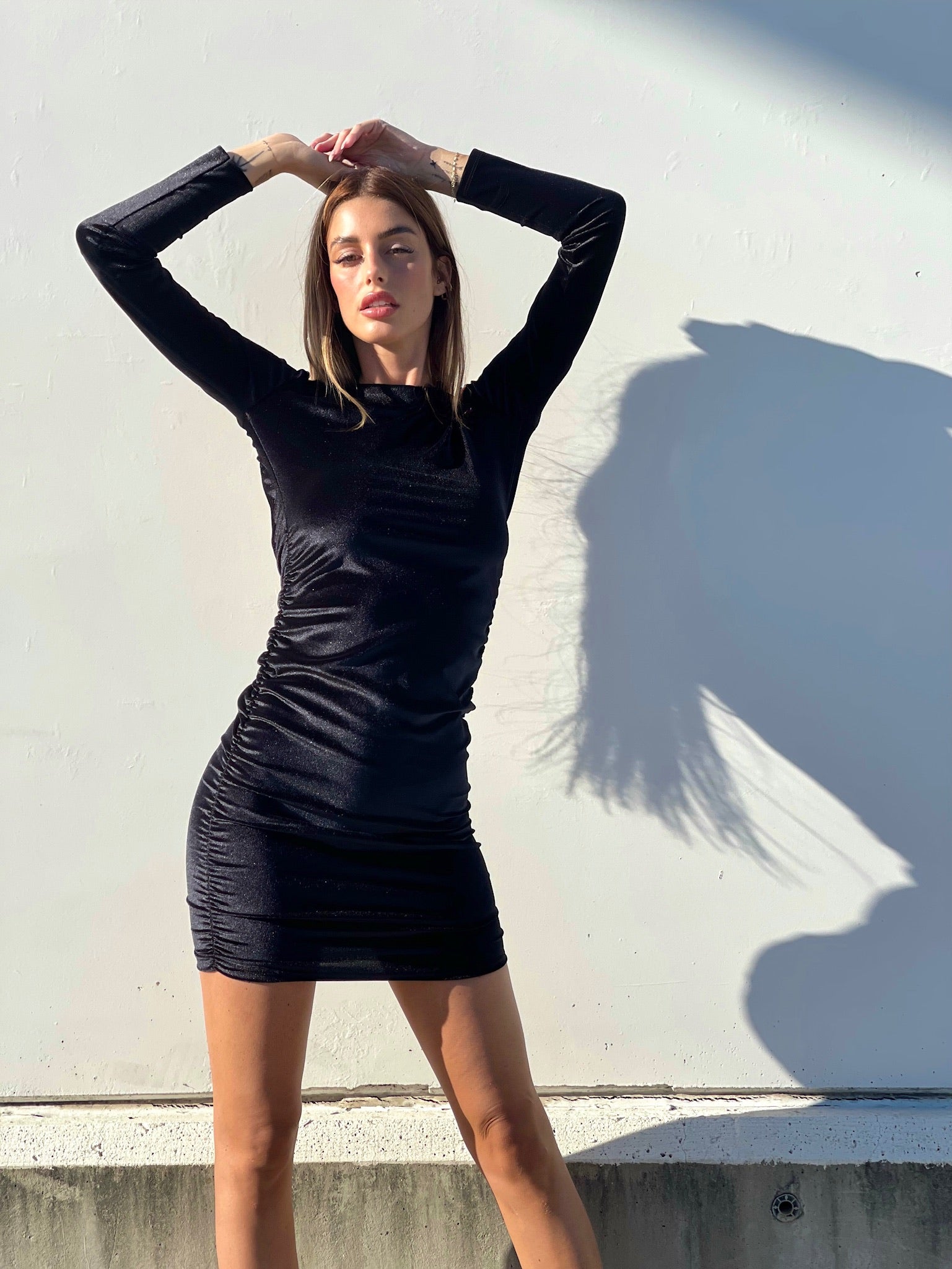 Abito in velluto schiena aperta con strass nero