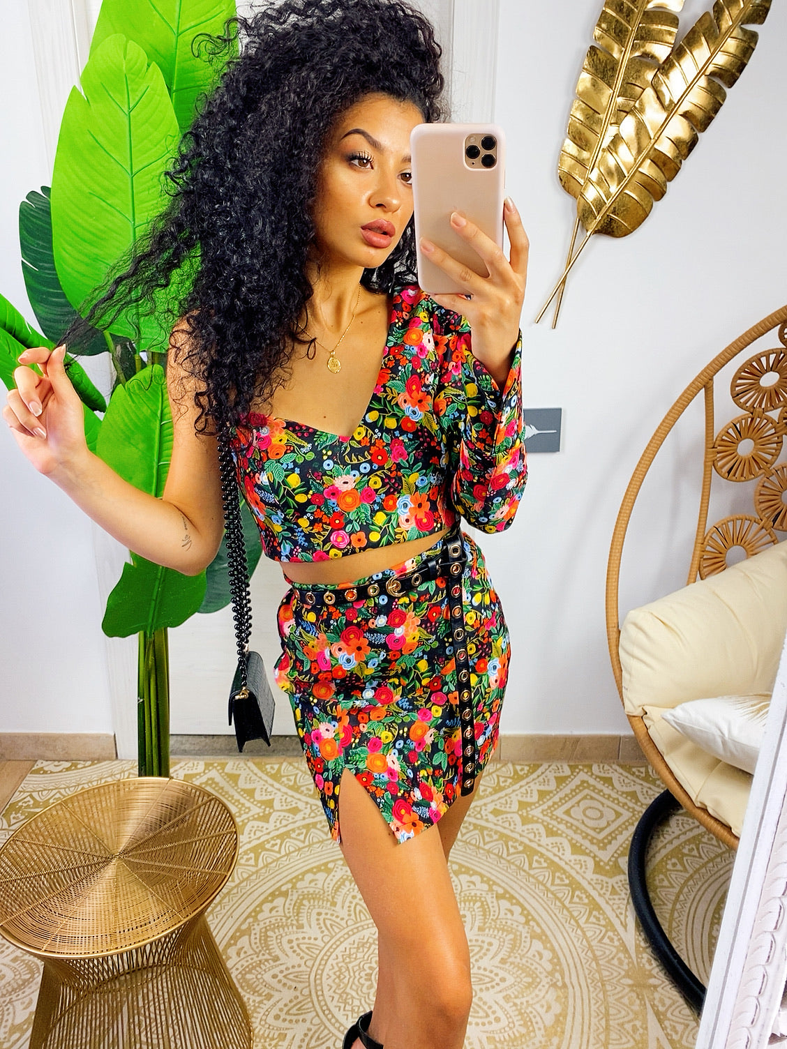 Completo top e gonna con fiori arancio base nera