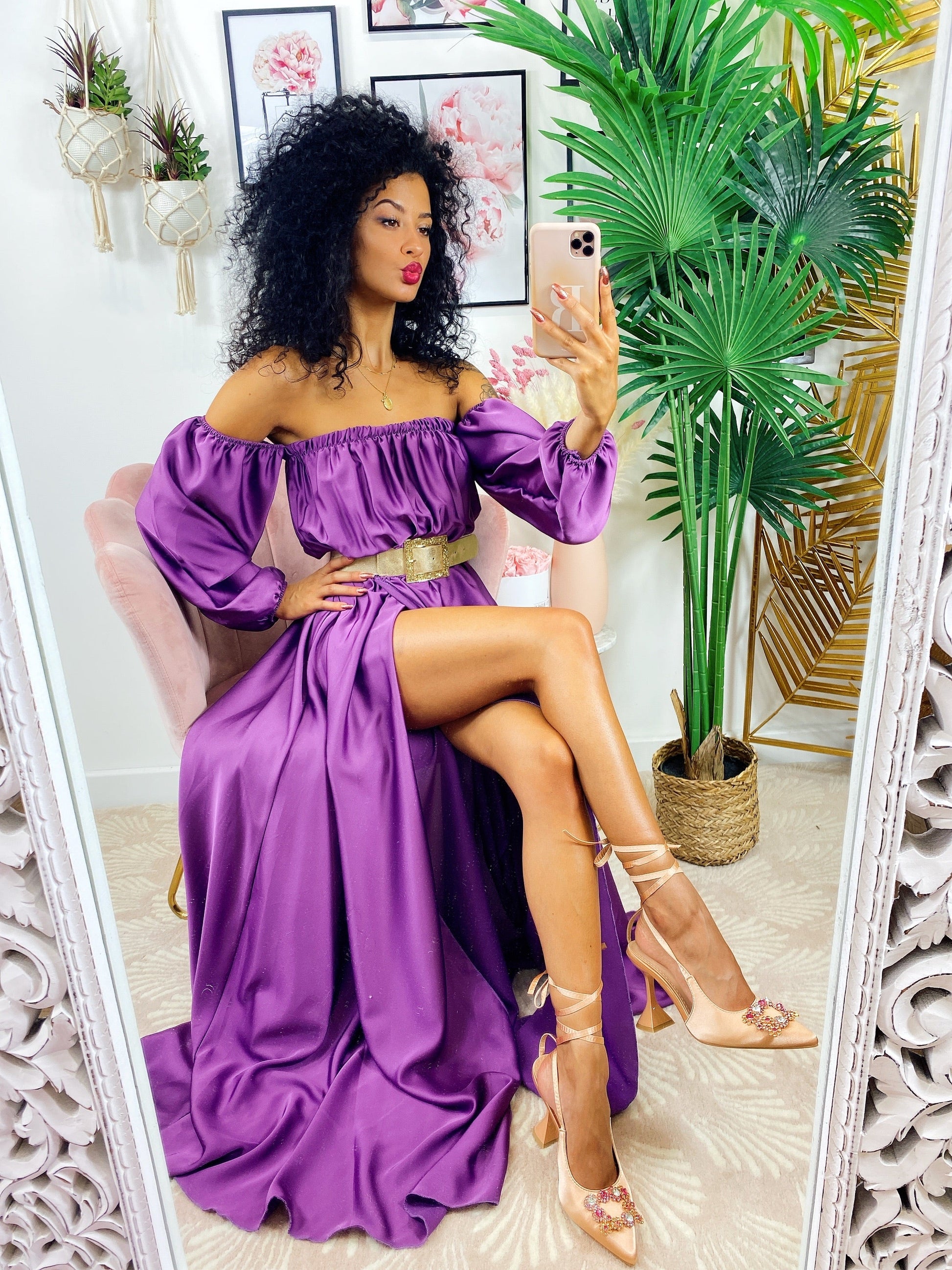 Abito scollo a barchetta in raso con maxi spacco purple