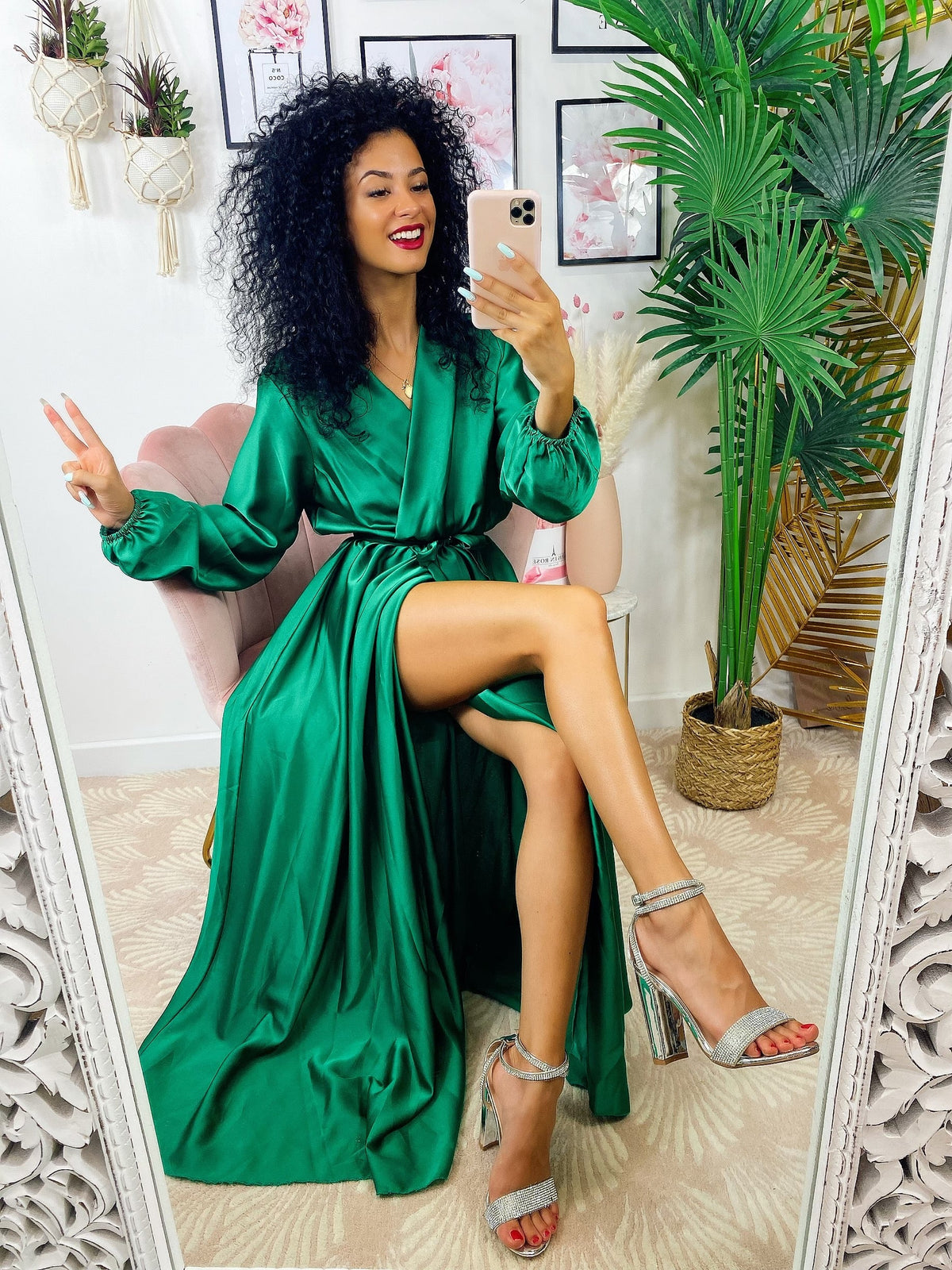 Abito in raso con maxi spacco manica lunga verde